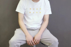 小男孩钻裙子的可爱图片,小男孩钻裙子萌态瞬间捕捉”