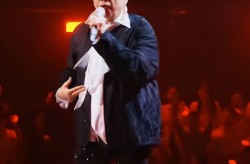 娱乐吃瓜酱菌谭咏麟为女友和儿子将原配逼出家如今74岁大病初愈还唱歌赚钱