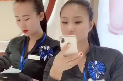 卖珠宝专业小姐姐哄娃娃,闪耀童心，温暖陪伴
